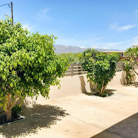 Yucca Studio, Beautiful With Garden Rapanianá